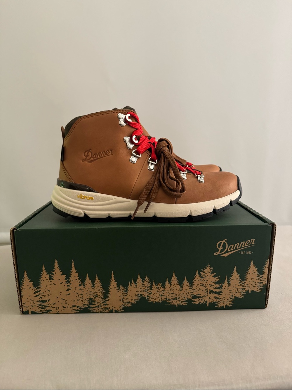 Danner Mountain 600 Women's Saddle Tan Boots with Red Laces - Picture 7 of 14